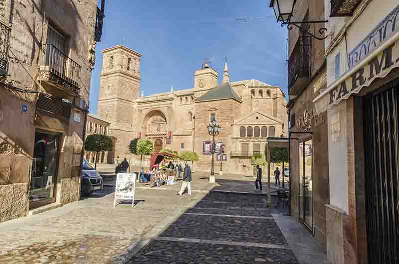 Ciudad Real - Villanueva de los Infantes 13 - plaza Mayor y iglesia parroquial de San Andrés.jpg
